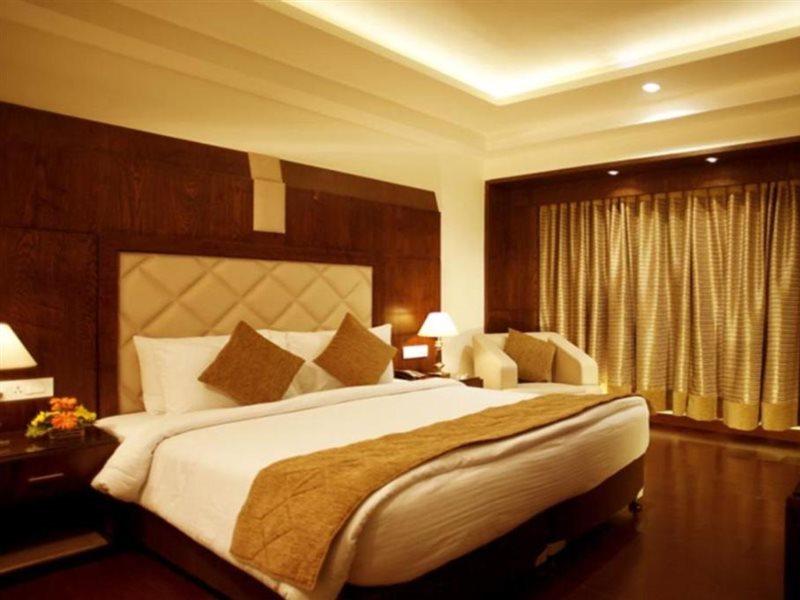 Vijay Intercontinental Hotel Канпур Екстериор снимка