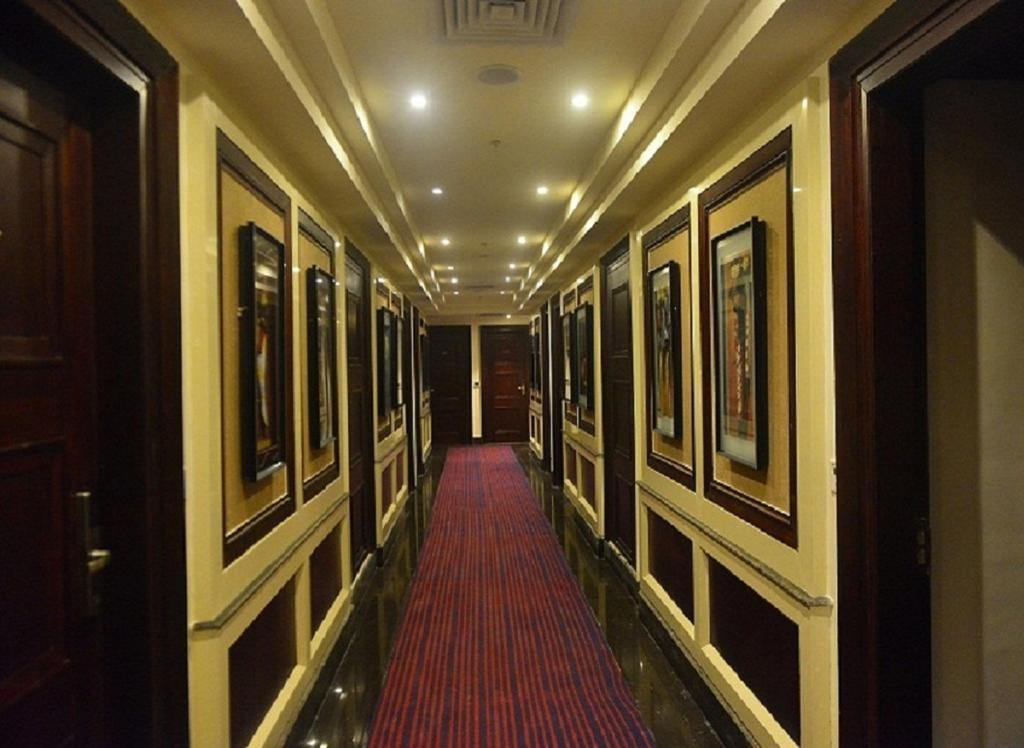 Vijay Intercontinental Hotel Канпур Екстериор снимка