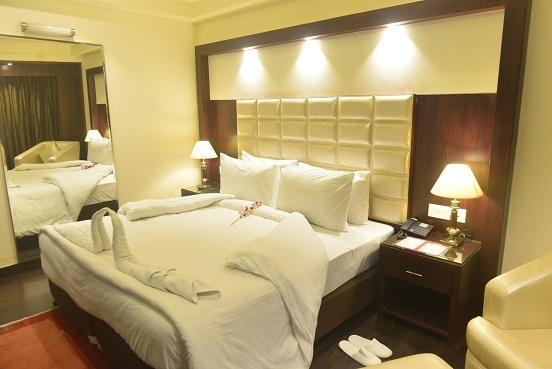 Vijay Intercontinental Hotel Канпур Екстериор снимка